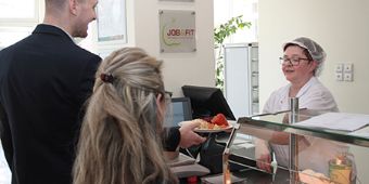 In der Klinik-Caféteria essen Besucher gesund.