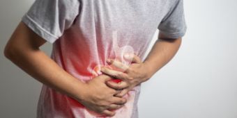 Bauchschmerzen Das Motiv zeigt einen Mann, der sich den Bauch festhält