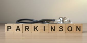 Das Motiv zeigt einen Schriftzug Parkinson