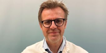 Das Motiz zeigt den Chefarzt der Kardiologie Dr. Adam Rokita