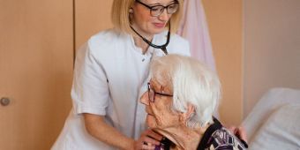 Chefärztin Kathrina Hennighausen mit einer Patientin Chefärztin Kathrina Hennighausen mit einer Patientin