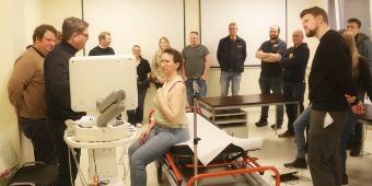 Das Motiv zeigt eine Ultraschalldemonstration