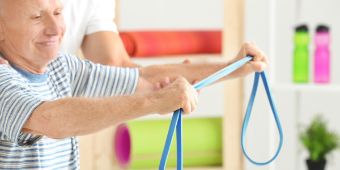  Die Behandlung umfasst:      Wiedererlangen und Erhalten der Mobilität.     Verbesserung von Kraft, Ausdauer und Belastbarkeit.     Schulung von Bewegungsabläufen und Koordination.     Verbesserung des Gleichgewichts und Vorbeugung von Stürzen.     Linderung von Schmerzen.  Wir bieten verschiedene Therapieangebote an, wie z.B. Einzeltherapien mit speziellen Techniken wie Bobath oder PNF, Schmerzphysiotherapie, Manuelle Therapie und Kraftgerätetraining. Auch Hilfsmittelversorgung und -anpassung, Atemtherapie, Gangschulung, Laufband- und Ergometertraining sowie Gleichgewichtstraining sind Teil unseres Angebots. Zusätzlich bieten wir Gruppentherapien an, wie Osteoporosegruppen, Sitzgymnastik, Bodengymnastik, Parkinsongymnastik, Kraftgruppen und Gleichgewichtsgruppen.  Unser Ziel ist es, Ihnen zu mehr Beweglichkeit, Stärke und Unabhängigkeit zu verhelfen. Dabei beraten wir auch gerne Ihre Angehörigen, damit sie Sie bestmöglich unterstützen können.