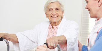 Patientin mit Gehhilfe