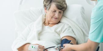 Ältere Patientin im Krankenbett.