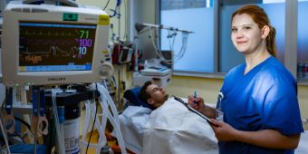 Bild: Nadine Oppermann in der Sebnitzer Notaufnahme