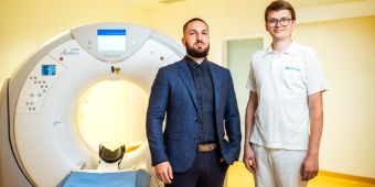 Geschäftsführer Robin AL-Ani und Dr. Sven Wichmann vorm CT Geschäftsführer und neuer Radiologieleiter
