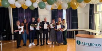 In feierlichem Rahmen verabschiedete das Asklepios Bildungszentrum Harz (BIZ) an den Standorten Seesen und Goslar insgesamt 16 Absolventinnen und Absolventen der Pflegeausbildung. Zahlreiche Mitarbeitende, Kolleginnen und Kollegen sowie Familien und Freunde nahmen an den Examensfeiern teil und würdigten gemeinsam die Leistungen der Auszubildenden. Ein besonderer emotionaler Höhepunkt war zudem die Verabschiedung von Karl-Heinrich Koch, der seit 2020 als Pflegepädagoge am Bildungszentrum in Seesen tätig war und nun in den Ruhestand tritt.