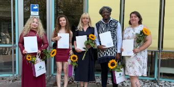  Das Asklepios Bildungszentrum Harz in Seesen verabschiedete jetzt den Kurs 2022/25H mit insgesamt fünf Absolventinnen und Absolventen. In einer dreijährigen Ausbildung zu Pflegefachkräften an der Asklepios Klinik Schildautal Seesen wurden sie bestmöglich auf die Pflegewelt vorbereitet. Zwei von Ihnen glänzten besonders: Sie erhielten die Note „Sehr gut“. Im Anschluss an die Zeugnisübergabe feierten Absolventinnen, Absolventen, Mitarbeitende und Angehörige in der Klinik. Zum Abschluss der Ausbildungsphase zogen Azubis und Lehrkräfte eine positive Bilanz: Die Zusammenarbeit über kulturelle Grenzen hinweg hat eine robuste Gemeinschaft entstehen lassen, von der alle Beteiligten profitieren konnten, so der Tenor. 