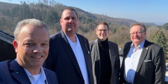 Das Foto zeigt, v.l. Ralf Nehmzow, Asklepios Region Harz, Oliver Zawal, Kaufmännischer Direktor Asklepios Klinik Schildautal, CDU-Bürgermeisterkandidat, Gerrit Lober und  Unternehmer Jürgen Nitsche