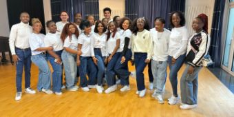 Asklepios Schildautal Singers - Premiere, neuer internationaler Chor mit Pflege-Auszubildenden, sie sangen vor Mitarbeitenden und Patient:innen in der Asklepios Klinik Schildautal Seesen