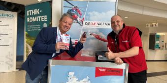 Im Foyer der Klinik informierte jetzt ein Team der DRF Luftrettung an einem Stand Patient:innen und Mitarbeitende über ihre Arbeit, l. Asklepios-Pessesprecher Region Harz, Ralf Nehmzow und Stefan Clausert von der DRF Luftrettung 