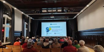 Zahlreiche Besucherinnen und Besucher informierten sich beim Gesundheitsforum im Seesener Jacobson-Haus - Dr. med. Ralph Thinius, Chefarzt der Neurologie und der Neurologischen Frührehabilitation der Asklepios Klinik Schildautal Seesen, sowie Professor Dr. med. Kai-Michael Scheufler, Chefarzt der Neurochirurgie und zugleich Ärztlicher Direktor der Schildautal Klinik, berichteten über „Neues aus der Neurologie und der Neurochirurgie“. Die Veranstaltung stach diesmal besonders durch die vielen Fragen der Besucherinnen und Besucher an die beiden Chefärzte hervor.