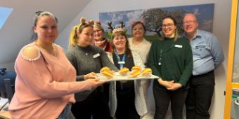 Zuckersüße Überraschung zum Rosenmontag: Geschäftsführung spendiert Berliner für Mitarbeitende und Patient:innen