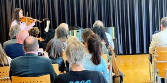 Es erklangen Werke von Chopin, Hayden und anderen Komponisten, ein musikalischer Hochgenuss: Schülerinnen und Schüler der studienvorbereitenden Ausbildung der Kreismusikschule Goslar e.V. gaben ein besonderes Konzert in der Asklepios Klinik Schildautal in Seesen – und begeisterten das Publikum. Das Motto der Veranstaltung war: „Asklepios Kultur“, in Zusammenarbeit mit der Kreismusikschule Goslar. 
