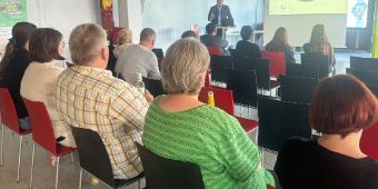 Im Rahmen des Projekts „Herzsicher in der Schule“ der Björn Steiger Stiftung sprach Prof.  Dr. med. Hendrik Bonnemeier, Chefarzt der Kardiologie und Inneren Medizin der Asklepios Klinik Schildautal, vor Schülerinnen und Schülern, Lehrer:innen  und anderen interessierten Bürger:innen in der Oberschule Seesen. 
