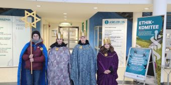 Die Sternsinger aus Seesen besuchten jetzt auch die Asklepios Klinik Schildautal Seesen. Die Pflegebereichsleitung und weitere Mitarbeiter:innen begrüßten sie und bedankten sich für die Segenswünsche. Traditionell sind die Sternsinger in Deutschland Anfang des Jahres unterwegs, um in den Gewändern der Heiligen Drei Könige mit dem Kreidezeichen „20*C+M+B+26“, den Segen „Christus segne dieses Haus“ zu den Menschen zu bringen und für Kinder in Not zu sammeln.   