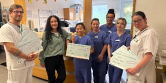 Zum Internationalen Tag der Pflege am 12. Mai setzen die Geschäftsführung und die Pflegedirektion ein besonderes Zeichen der Anerkennung und Wertschätzung: Alle Stationen und Teams der Asklepios Harzkliniken an den Standorten Bad Harzburg und Goslar sowie der Asklepios Klinik Schildautal in Seesen erhalten einen finanziellen Beitrag für ein gemeinsames Team-Event geschenkt. Die Teamleitungen bekamen einen symbolischen Scheck. Die Höhe des Betrags richtet sich nach der Anzahl der Mitarbeitenden im jeweiligen Team, insgesamt sind es knapp 10.000 Euro. Asklepios Harzkliniken-Pflegemanagerinnen Marika Strube, Amanda Körber und Harzkliniken-Klinikmanager Dorian Denner überreichten die Geldgeschenke in den Harzkliniken, Annett Dziuba, Pflegedirektorin in der 