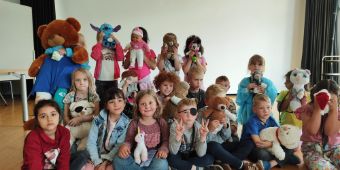 Teddybärsprechstunde2025 nsgesamt mehr als 60 Kinder im Alter von fünf bis sechs Jahren kamen mit ihren „kranken“ Stofftieren an drei Terminen zur „Teddy-Sprechstunde“. Die Vorschüler:innen der Städtischen Kindertagesstätte Astfeld, der Kindertagesstätte „St.-Annen-Straße“ aus Seesen sowie der Kita „Am Schulplatz“ aus Seesen erlebten kürzlich einen Vormittag mit umfassenden Einblicken in den Klinik-Alltag, um den jungen Gästen die Abläufe im Krankenhaus näherzubringen.