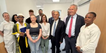 Alt-Bundespräsident Wulff (2.v.rechts), links daneben Prof. Asghari, mit Schüler:innen und Pflege-Azubis beim Klinik-Rundgang in der Asklepios Klinik Schildautal