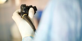 Das Bild zeigt ein Endoskop in der Nahaufnahme