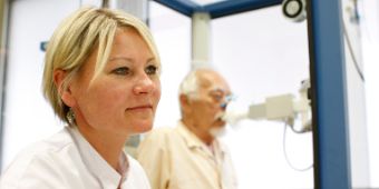 Das Bild zeigt einen Patienten bei der Lungenfunktionsprüfung