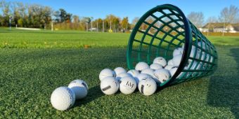 Das Bild zeigt Golfbälle auf dem Golfplatz Froschhausen 