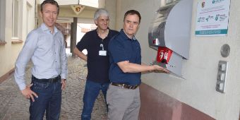 Das Bild zeigt die Defibrillator Übergabe 2024