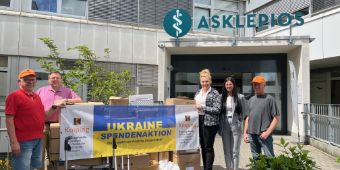 Das Bild zeigt die Übergabe der Spenden von Asklepios an Kolping für die Ukraine