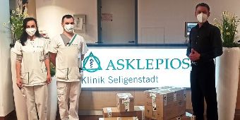 Das Bild zeigt den GF und zwei Mitarbeitende bei der Übergabe Medikamentenspende für die Erdbebenopfer in der Türkei