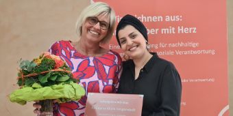 Auszeichnung Arbeitgeber mit Herz Bild zeigt zwei Frauen bei der Auszeichnung Arbeitgeber mit Herz