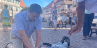 Das Bild zeigt den Seligenstädter Bürgermeister bei einer Übung der Herzdruckmassage