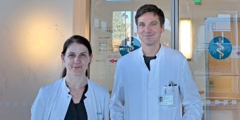 Zwei Ärzte posieren