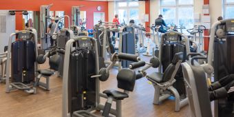 Das Motiv zeigt einen Blick in den Raum der Medizinischen Trainingstherapie mit Sportgeräten.