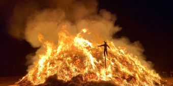 Das Bild zeigt das lodernde Feuer beim Biikebrennen.