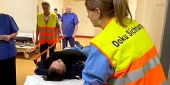 Das Motiv zeigt eine Mitarbeiterin während der Feuerwehrübung beim Sichten der Verletzten in der Notaufnahme.