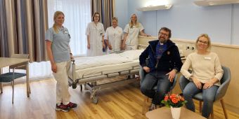 Das Motiv zeigt Mitarbeitende in einem der neuen Palliativzimmer in der Nordseeklinik.