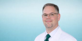 Das Bild zeigt Chefarzt Alexander Steinmetz