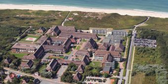 Das Motiv zeigt ein Luftbild der Asklepios Nordseeklinik mit der Nordsee im Hintergrund.