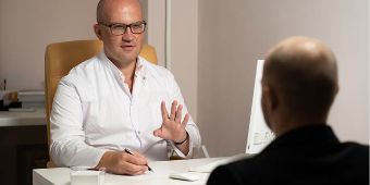 Arzt im Gespräch mit einem Patienten Bild: Arztgespräch