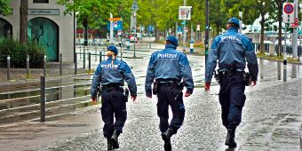 Polizisten bei der Arbeit Bild: Polizisten bei der Arbeit