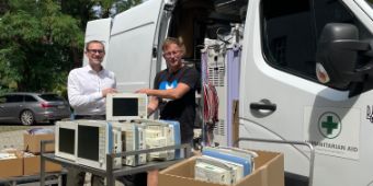 Till Sander und Jan Czarnetzki beim Verladen der Hilfsgüter