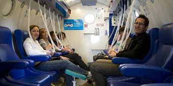 Patienten in der Druckkammer Sauerstoffmasken in der Druckkammer