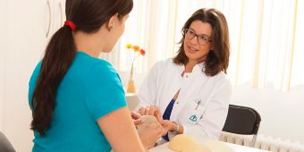 Dr. Stefanie Buchen im Patientengespräch Ärztin klärt über Implantete auf