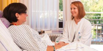 Ärztin und Patientin Patientenzimmer
