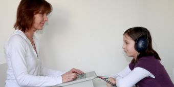 Mädchen beim Hörtest seitlich Hören überprüfen bei einem Mädchen