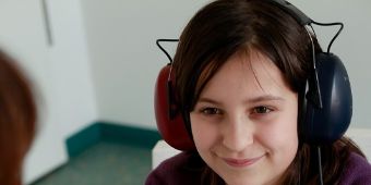 Mädchen beim Hörtest Hören bei einem Kind