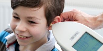 Junge beim Hörtest Hören bei Kindern