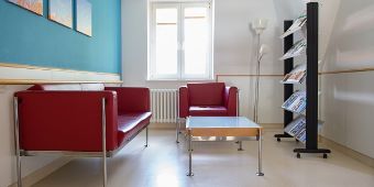 Aufenthaltsbereich Station Wartezimmer