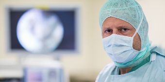 Dr. Joechel im OP Arzt Im OP Saal